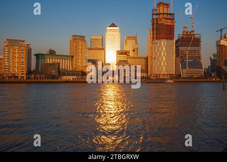 Sonnenuntergang an der Canary Wharf mit der Themse in London, England Stockfoto