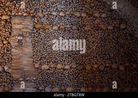 Mauer aus Knochen und menschlichen Schädeln aus der Kapelle der Knochen in der Stadt Evora in Portugal. Stockfoto