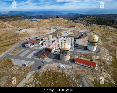 Aus der Vogelperspektive des Torre - die alten Sternwarte der Astronomie auf der Spitze des Berges Serra da Estrela in Portugal, Europa Stockfoto