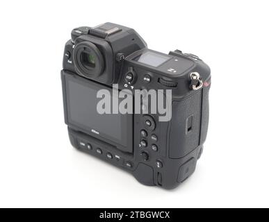 Nikon Z9 spiegelloser professioneller Kameraausschnitt isoliert auf weißem Hintergrund Stockfoto