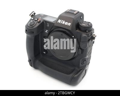 Nikon Z9 spiegelloser professioneller Kameraausschnitt isoliert auf weißem Hintergrund Stockfoto