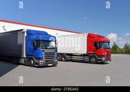 LKW verladen in einem Depot einer Spedition - Transport und Logistik im Warenhandel Stockfoto