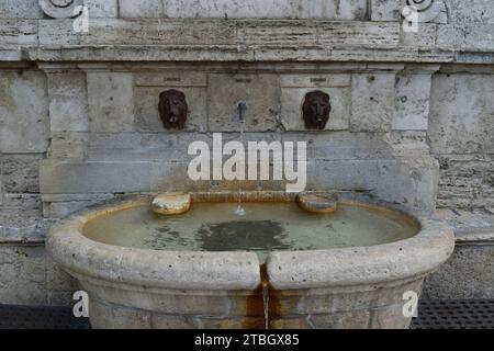 Unbearbeitetes Rohfoto des alten Brunnens in der Altstadt Stockfoto