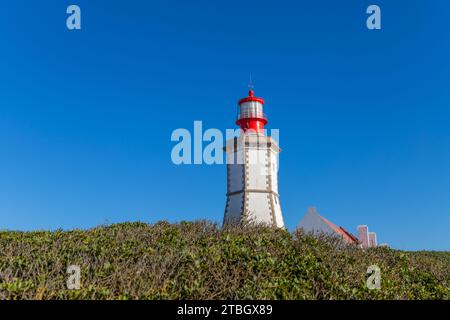 Der Espichel Cape Leuchtturm, ein Gebäude aus dem 18. Jahrhundert. Sesimbra, Portugal. Stockfoto