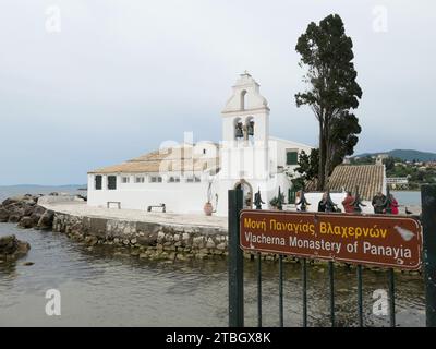 Korfu Stadt, Griechenland. Mai 2022. Kloster Vlacherna mit der kleinen Kirche Panagias Ton Vlachernon, Kirche der Jungfrau Maria, im Bezirk Kanoni der Stadt Korfu auf der Ionischen Insel Korfu in Griechenland. Das Kloster Vlacherna ist einer der meistfotografierten Orte auf Korfu. Quelle: Beate Schleep/dpa/Alamy Live News Stockfoto