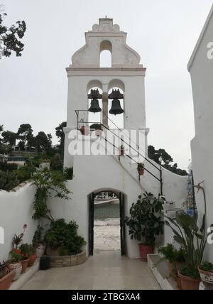 Korfu Stadt, Griechenland. Mai 2022. Glockenturm der kleinen Kirche, Panagias Ton Vlachernon, Kirche der Jungfrau Maria, des Klosters Vlacherna im Bezirk Kanoni der Stadt Korfu auf der Ionischen Insel Korfu in Griechenland. Das Kloster Vlacherna ist einer der meistfotografierten Orte auf Korfu. Quelle: Beate Schleep/dpa/Alamy Live News Stockfoto