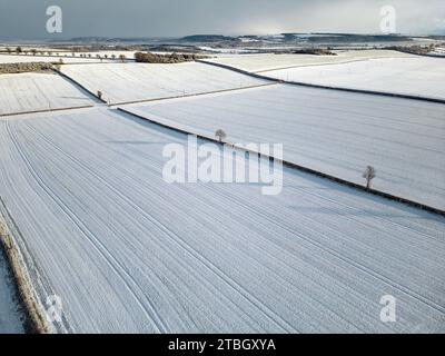 Luftaufnahme einer schneebedeckten landwirtschaftlichen Landschaft in North Yorkshire im Vereinigten Königreich. Stockfoto