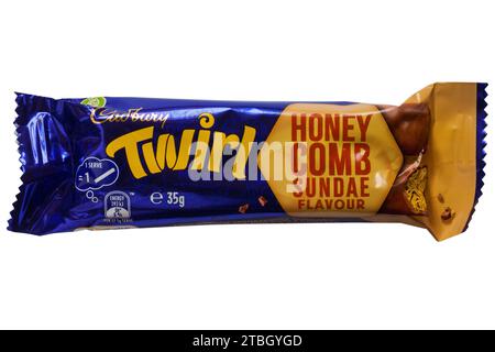 Cadbury Twirl Schokoladen-Honigwabengeschmack isoliert auf weißem Hintergrund Stockfoto