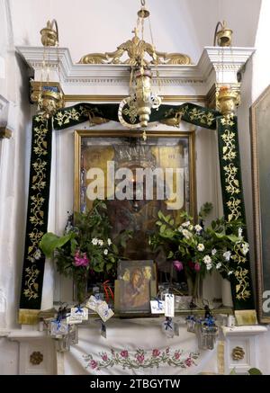 Korfu Stadt, Griechenland. Mai 2022. Das ewige Licht brennt vor einem Bild der Mutter Gottes und des Jesuskindes auf dem Altar der kleinen Kirche, Panagias Ton Vlachernon, Kirche der Jungfrau Maria, des Klosters Vlacherna im Bezirk Kanoni der Stadt Korfu auf der Ionischen Insel Korfu in Griechenland. Das Kloster Vlacherna ist einer der meistfotografierten Orte auf Korfu. Quelle: Beate Schleep/dpa/Alamy Live News Stockfoto