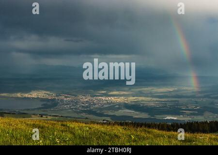 Regenbogen auf der Region der Stadt Yverdon-les-Bains am Fuße des juragebirges, Schweiz Stockfoto