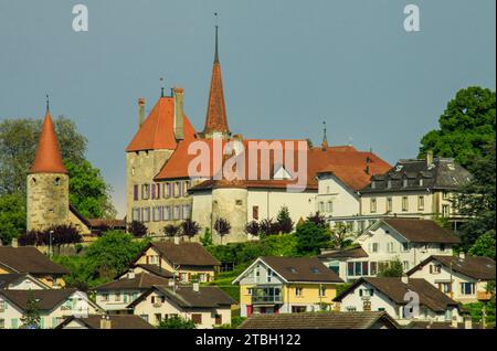 Schloss und Häuser von Avenches, einer Stadt des Kantons Waadt, Schweiz Stockfoto