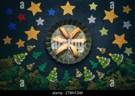 Weihnachtskuchenkuchen italienische Kekse Cuccidati, Cuccidati Kekse auf saisonalem Feiertagshintergrund Stockfoto