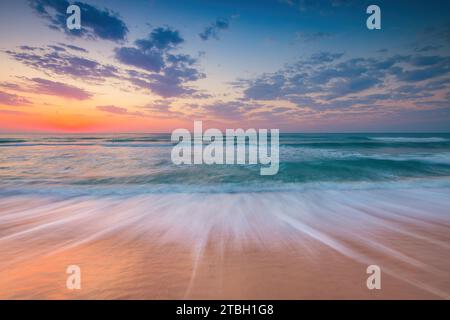 Wunderschöne Wolkenlandschaft über dem Meer und tropischen Strand, Sonnenaufgang Stockfoto