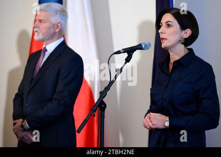 Prag, Tschechische Republik. Dezember 2023. Der tschechische Präsident Petr Pavel links und die Vorsitzende der Tschechischen Abgeordnetenkammer Marketa Pekarova Adamova während des Treffens auf der Prager Burg, Prag, Tschechische Republik, 7. Dezember 2023. Quelle: Ondrej Deml/CTK Photo/Alamy Live News Stockfoto
