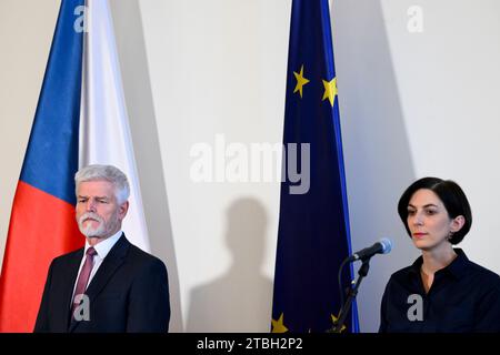 Prag, Tschechische Republik. Dezember 2023. Der tschechische Präsident Petr Pavel links und die Vorsitzende der Tschechischen Abgeordnetenkammer Marketa Pekarova Adamova während des Treffens auf der Prager Burg, Prag, Tschechische Republik, 7. Dezember 2023. Quelle: Ondrej Deml/CTK Photo/Alamy Live News Stockfoto