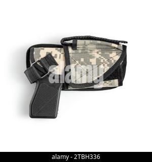 Holster für Waffen. Handpistole in einem Holster auf weißem Hintergrund. Taktische militärische Ausrüstung. Stockfoto