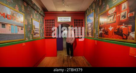 London, Großbritannien. Dezember 2023. Hotels Room, das Erlebnis im Galeriestil, nimmt Gäste mit auf eine faszinierende Reise durch 7 Themenräume, die Besucher in die skurrile Welt der unverwechselbaren Ästhetik von Wes Anderson entführen. Dank fantastischer Fotografien aus aller Welt können Gäste in pastellfarbene Pracht und idyllische Landschaften eintauchen, die aus der Welt des berühmten Regisseurs stammen. 85 Old Brompton Road, ab 8. Dezember 2023.Paul Quezada-Neiman/Alamy Live News Credit: Paul Quezada-Neiman/Alamy Live News Stockfoto