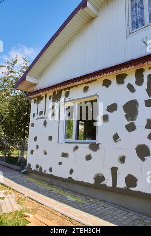 Haus isoliert mit Schaumstoffplatten auf dem Land Stockfoto