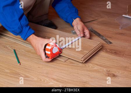 Eine Parkettplatte im Zimmer legen Stockfoto