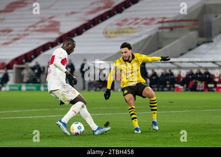 v.li. Serhou Guirassy (VfB Stuttgart, #09), Ramy Bensebaini (Borussia Dortmund, #05) VfB Stuttgart vs. Borussia Dortmund, Fussball, Herren, DFB-Pokal, Achtelfinale, Saison 23/24, GER, 06.12.2023, DFL/DFB-VORSCHRIFTEN VERBIETEN JEDE VERWENDUNG VON FOTOGRAFIEN ALS BILDSEQUENZEN UND/ODER QUASI-VIDEO, Foto: Eibner-Pressefoto/Wolfgang Frank Stockfoto