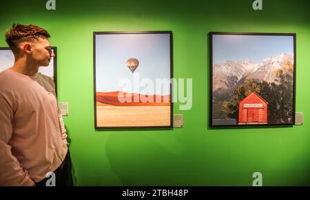 London, Großbritannien. Dezember 2023. The Nature Room, das Erlebnis im Galeriestil, nimmt Gäste mit auf eine fesselnde Reise durch 7 Themenräume, die Besucher in die skurrile Welt der unverwechselbaren Ästhetik von Wes Anderson entführen. Dank fantastischer Fotografien aus aller Welt können Gäste in pastellfarbene Pracht und idyllische Landschaften eintauchen, die aus der Welt des berühmten Regisseurs stammen. 85 Old Brompton Road, ab 8. Dezember 2023.Paul Quezada-Neiman/Alamy Live News Credit: Paul Quezada-Neiman/Alamy Live News Stockfoto