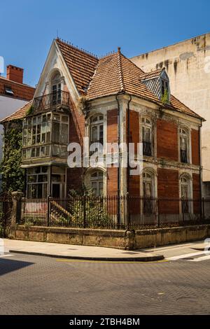 Ein altes verlassenes zweistöckiges Haus im Stadtzentrum, in traditionellem Stil, mit Balkonen und einem rot gekachelten Dach. Santoña, Kantabrien, Spanien Stockfoto