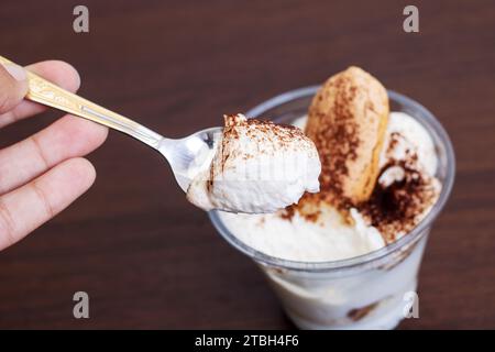 Kuchen in einem Glas auf einem Holztisch Stockfoto