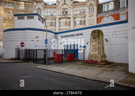 ron Mountain London: Iron Mountain Archive Storage im Eisenhower Centre in London. Das Rangers war Memorial befindet sich vor der Tür. Stockfoto