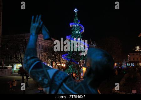 Odessa, Ukraine. Dezember 2023. Blick auf die Deribasowskaja Straße und den Weihnachtsbaum. Die Lichter am Hauptweihnachtsbaum wurden am 6. Dezember in der Deribasowskaja Straße in Odessa beleuchtet. Zum ersten Mal feiert die Ukraine die Nicholas Day am 6. Dezember. Früher wurde dieser Feiertag am 19. Dezember gefeiert. Die Änderung des Datums ist darauf zurückzuführen, dass in der Ukraine ab September 2023 ein neuer Kirchenkalender in Kraft trat - der neue Julian Credit: SOPA Images Limited/Alamy Live News Stockfoto