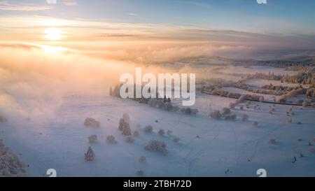 Blick aus der Vogelperspektive auf eine wunderschöne Winterlandschaft bei Sonnenuntergang Stockfoto