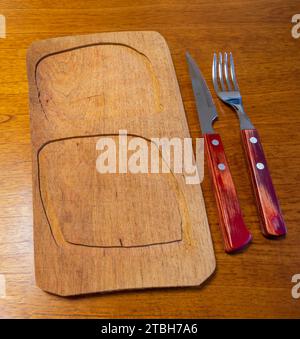 Holzbrett mit Besteck zum Grillen Stockfoto