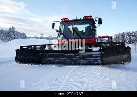 Reit Im Winkl, Deutschland. Dezember 2023. Auf der Winklmoos-Alm steht ein Pistenfahrer. Das Skigebiet auf rund 1200 Metern beginnt am 09.12.2023. Quelle: Uwe Lein/dpa/Alamy Live News Stockfoto