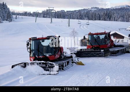 Reit Im Winkl, Deutschland. Dezember 2023. Pistenfahrer auf der Winklmoos-Alm. Das Skigebiet auf rund 1200 Metern beginnt am 09.12.2023. Quelle: Uwe Lein/dpa/Alamy Live News Stockfoto