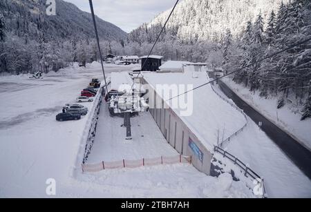 Reit Im Winkl, Deutschland. Dezember 2023. Blick von der Winklmoos Alm Gondelbahn auf die Talstation und den noch leeren Parkplatz. Das Skigebiet auf rund 1200 Metern beginnt am 09.12.2023. Quelle: Uwe Lein/dpa/Alamy Live News Stockfoto