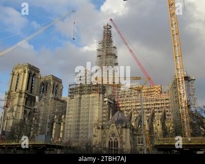 Paris, Frankreich. Dezember 2023. Bauarbeiten zum Wiederaufbau der Kathedrale Notre-Dame, die durch einen Großbrand beschädigt wurde. Ein Jahr vor der Wiedereröffnung der Kirche, die im April 2019 durch einen Großbrand beschädigt wurde und für den 8. Dezember 2024 geplant ist, gibt es Aufrufe zur Unterbrechung der Bauarbeiten. (Zu dpa-Korr 'Wiedereröffnung in Gefahr? Protest gegen das Leitdach von Notre-Dame') Credit: Sabine Glaubitz/dpa/Alamy Live News Stockfoto