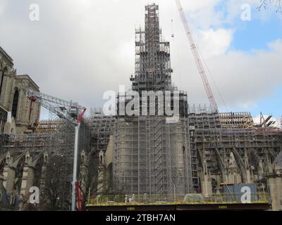 Paris, Frankreich. Dezember 2023. Bauarbeiten zum Wiederaufbau der Kathedrale Notre-Dame, die durch einen Großbrand beschädigt wurde. Ein Jahr vor der Wiedereröffnung der Kirche, die im April 2019 durch einen Großbrand beschädigt wurde und für den 8. Dezember 2024 geplant ist, gibt es Aufrufe zur Unterbrechung der Bauarbeiten. (Zu dpa-Korr 'Wiedereröffnung in Gefahr? Protest gegen das Leitdach von Notre-Dame') Credit: Sabine Glaubitz/dpa/Alamy Live News Stockfoto