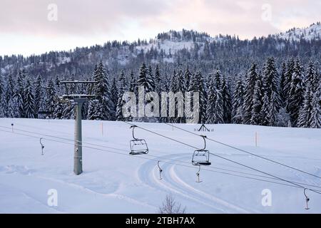 Reit Im Winkl, Deutschland. Dezember 2023. Blick auf einen leeren Skilift auf der Winklmoos-Alm. Das Skigebiet auf rund 1200 Metern beginnt am 09.12.2023. Quelle: Uwe Lein/dpa/Alamy Live News Stockfoto