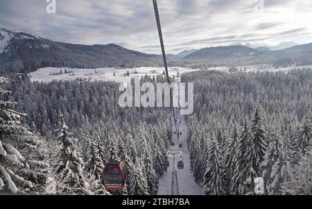 Reit Im Winkl, Deutschland. Dezember 2023. Blick von der Gondelbahn auf die Winklmoos-Alm. Das Skigebiet auf rund 1200 Metern beginnt am 09.12.2023. Quelle: Uwe Lein/dpa/Alamy Live News Stockfoto