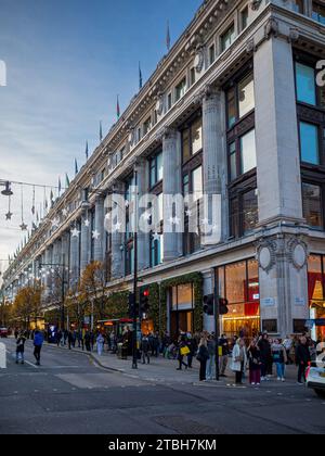 Selfridges London. Selfridges Oxford St London. Die Selfridges Oxford Street ist ein historisches Kaufhaus, das 1909 von Harry Gordon Selfridge eröffnet wurde. Stockfoto