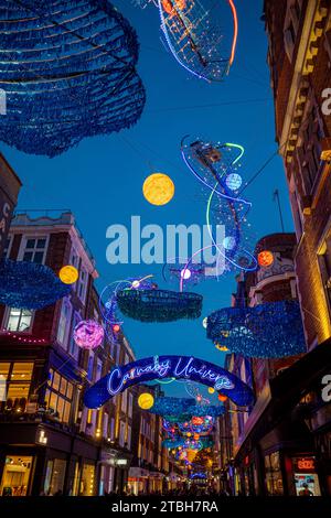 London Carnaby Street Christmas Lights. Carnaby St in Londons Soho beleuchtet von weihnachtlichen Lichtern im Carnaby-Universum-Thema. Stockfoto