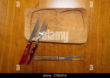 Holzbrett mit Besteck zum Grillen Stockfoto