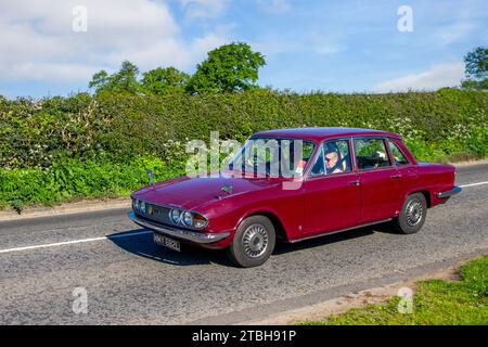 Rote Triumph-Limousine aus den 1972 70er-Jahren mit 2000 1998 ccm und 4 Dern; Vintage, restaurierte klassische Motoren, Autosammler, Autofahrer, historische Veteranenautos, die in Cheshire, Großbritannien, reisen Stockfoto