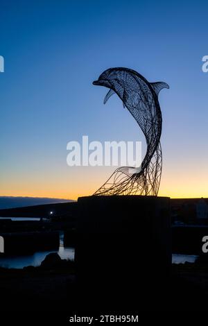 Dolphin-Drahtskulptur bei Sonnenaufgang in Portsoy von Carn Standing. Aberdeenshire, Schottland Stockfoto