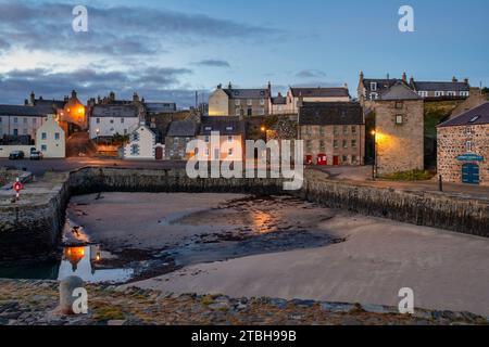 Portsoy historischer Hafen nach Sonnenaufgang bei Ebbe. Aberdeenshire, Schottland Stockfoto