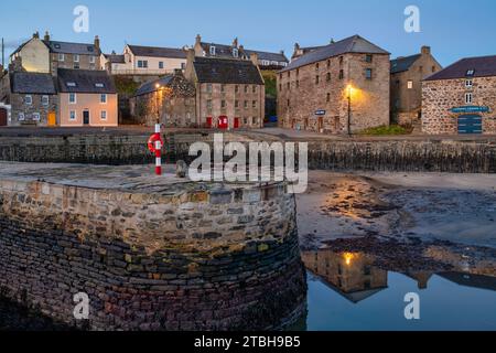 Portsoy historischer Hafen nach Sonnenaufgang bei Ebbe. Aberdeenshire, Schottland Stockfoto