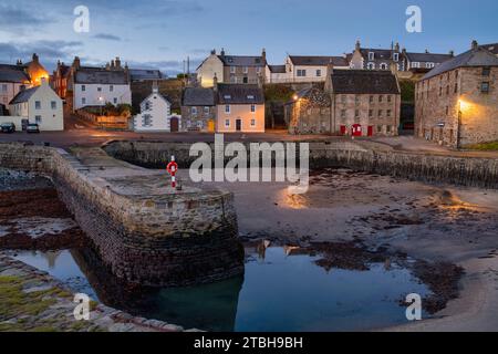 Portsoy historischer Hafen nach Sonnenaufgang bei Ebbe. Aberdeenshire, Schottland Stockfoto