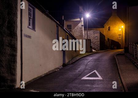 N.High Street bei Nacht. Portsoy, Aberdeenshire, Schottland Stockfoto