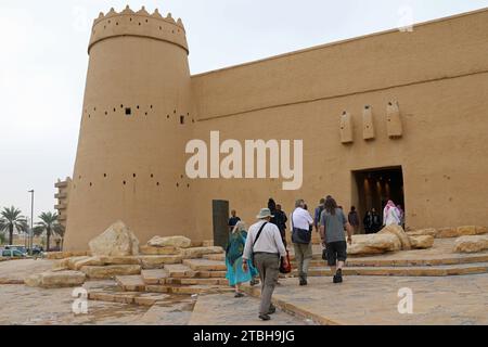 Touristen besuchen die Masmak-Festung in Riad in Saudi-Arabien Stockfoto