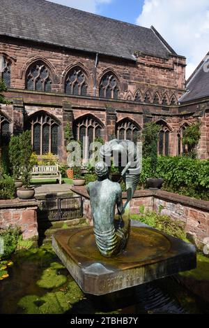 Brunnen Sculpture Water of Life (1994) von Stephen Broadbent, Jesus Christus und die Samarierin, im Cloister Garden oder Cloisters Chester Cathedral Stockfoto