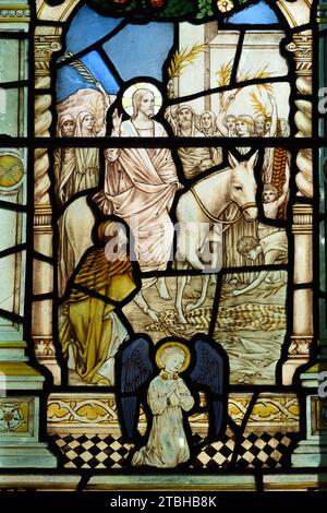 Palmensonntag mit dem triumphalen Einzug Jesu Christi in Jerusalem auf einem Esel. Buntglasfenster in der Chester Kathedrale Stockfoto